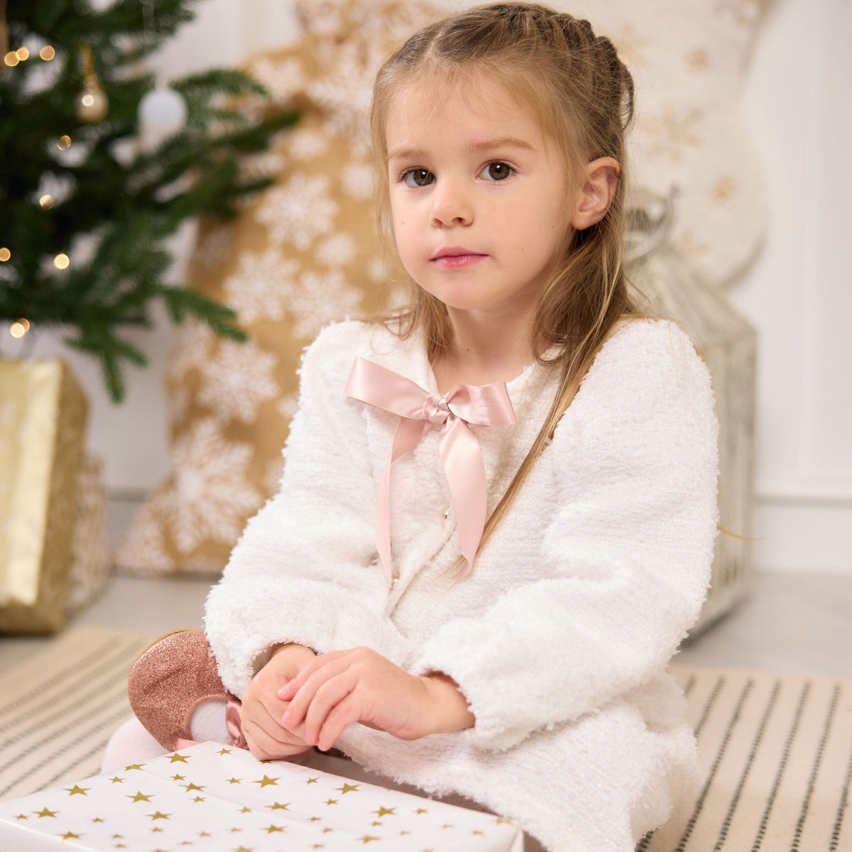 Bouclé Bow Set, sitting