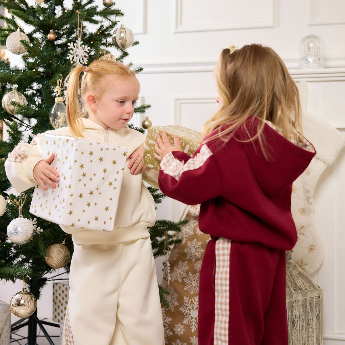 Gingham Bow Tracksuit, action sharing presents