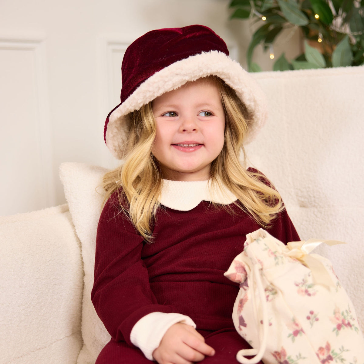 Robin Bucket Hat, lifestyle sofa smile