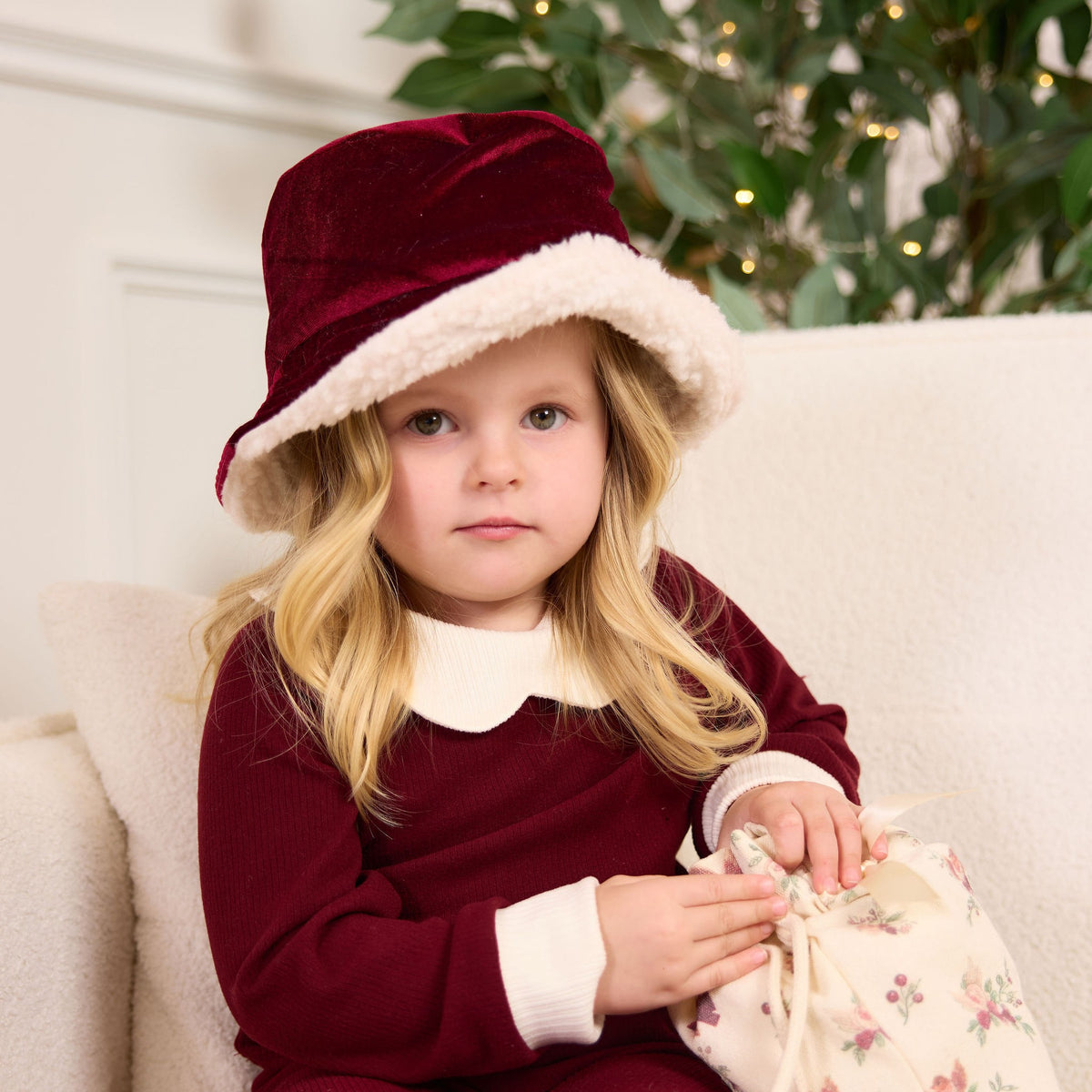 Robin Bucket Hat, lifestyle sofa