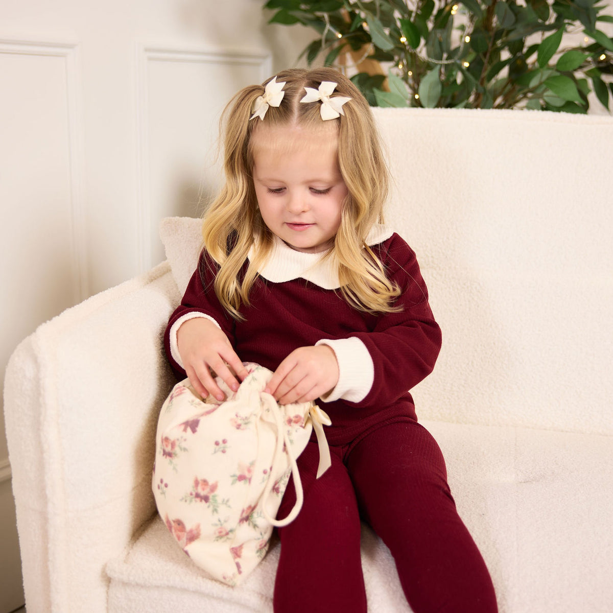 Robin Soft Borg Set in burgundy, on the sofa